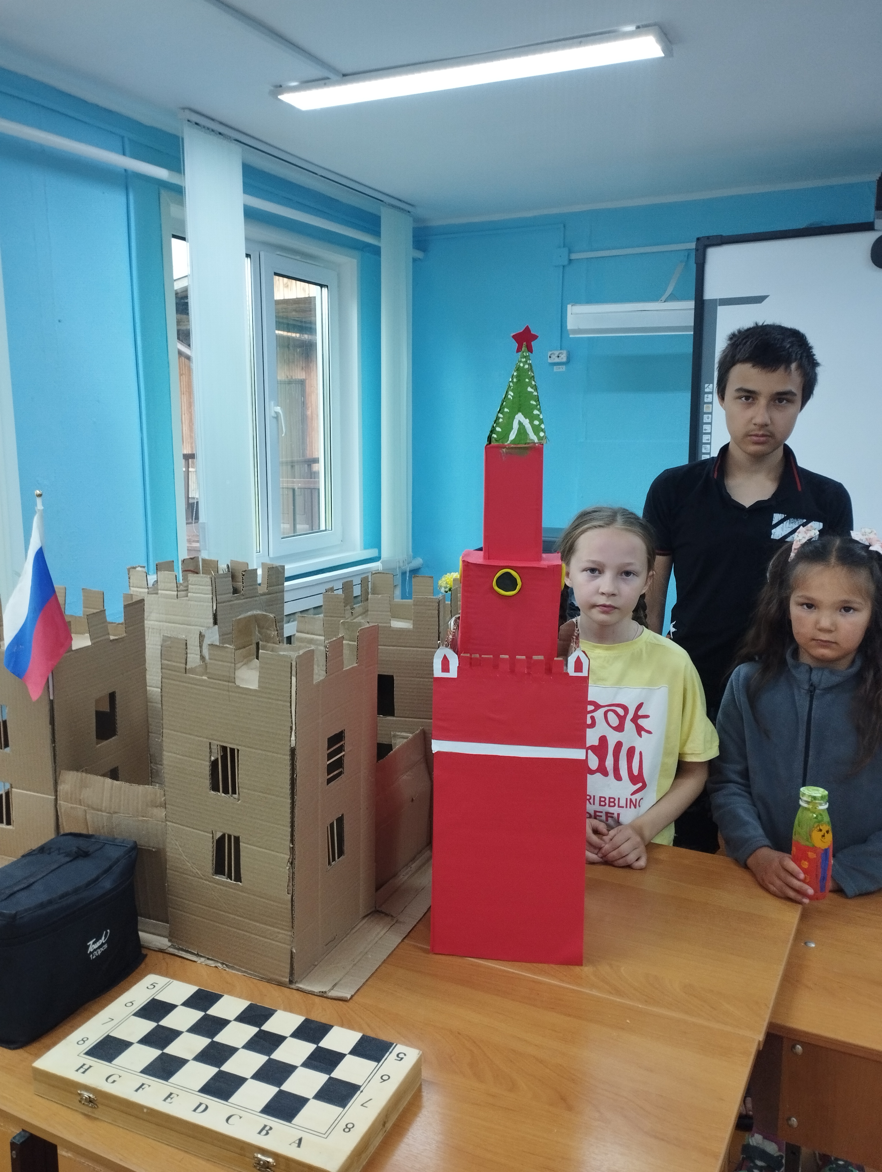 Изготовили главный символ страны - Кремль.